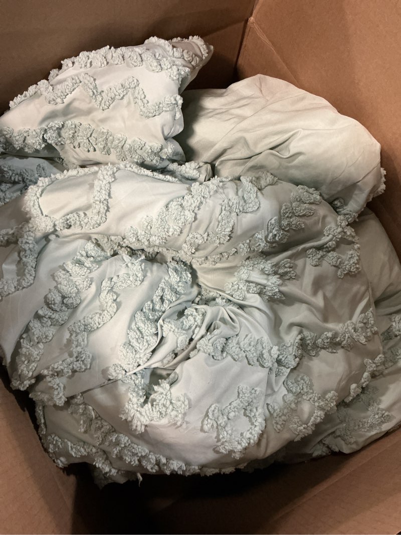 Condition photo showing Good Condition for bedsure tufted boho comforter set king size - sage green boho bed set, gentlesoft™ 3 pieces farmhouse-style embroidery bedding, gifts for woman, soft jacquard kids' king comforter for all seasons king 13 - sage green - elegant
