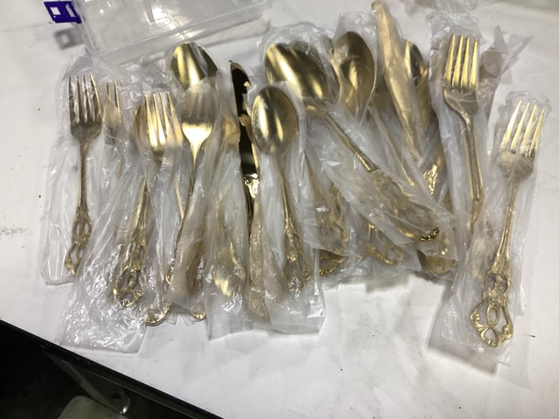 Condition photo showing Good Condition for dandat 30 pcs gold stainless steel flatware set, retro vintage silverware with forks spoons knives mirror polished cutlery set for valentine's day wedding kitchen home restaurant gold 30