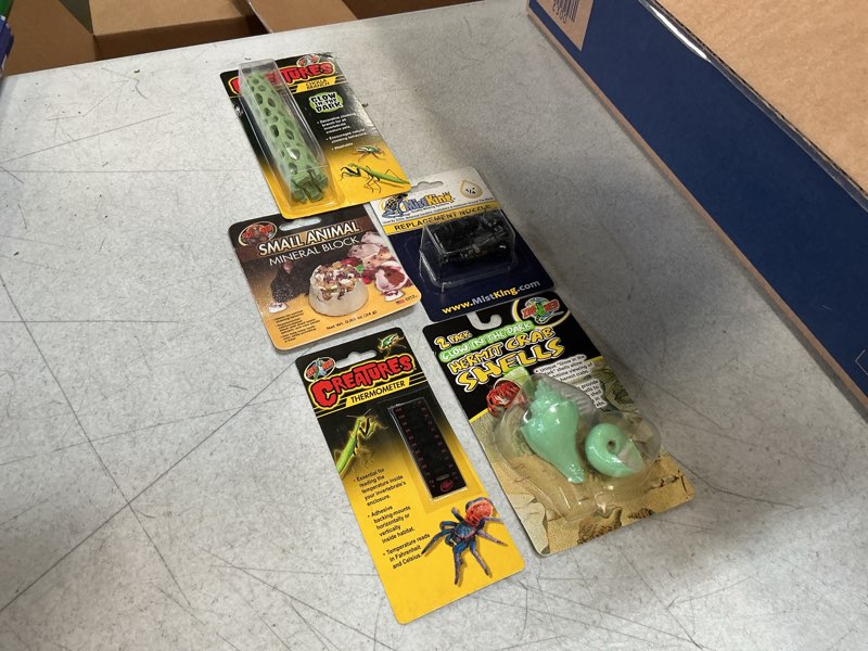 Condition photo showing New/Like New for - [x] Assortment of small pet items, miscellaneous small, variety of items multiple pieces, 5 pieces total  