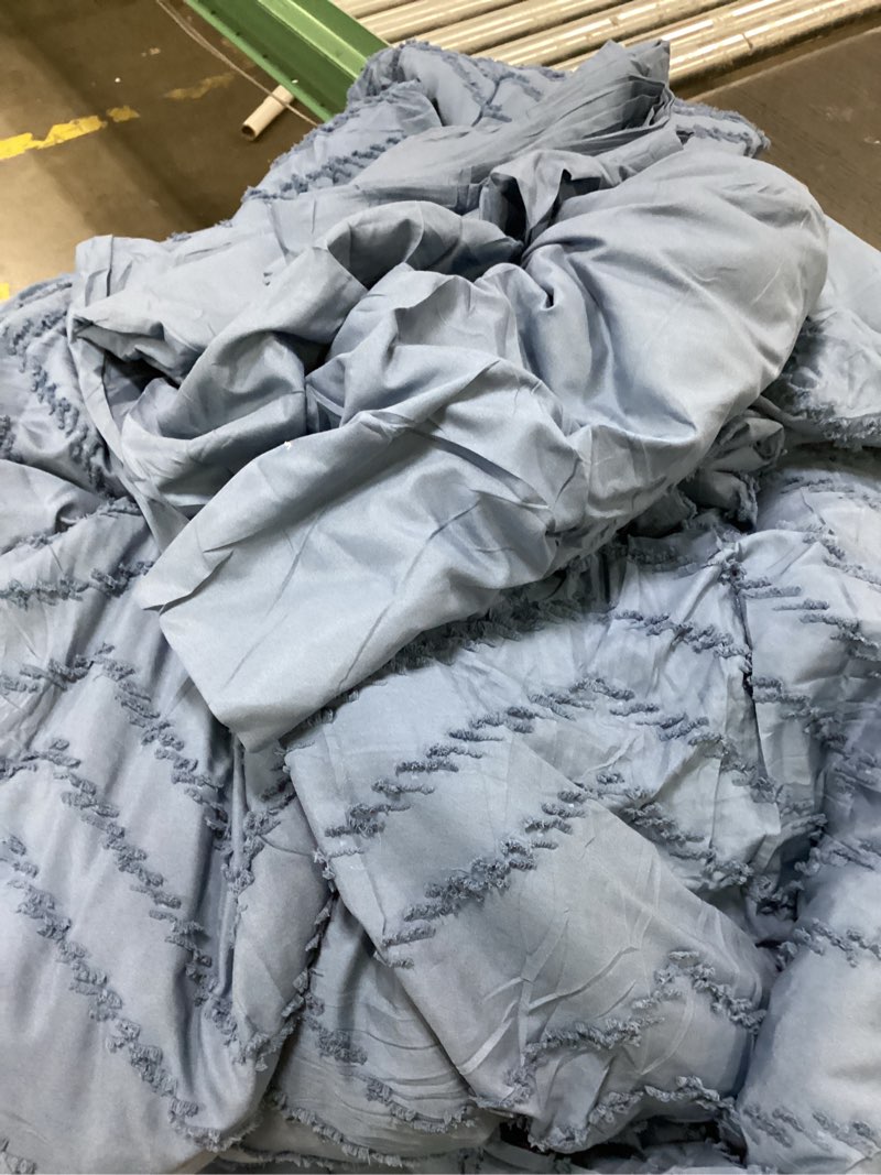 Condition photo showing Good Condition for litanika california king size comforter set with sheets ocean blue - 6 pieces bed in a bag cal king chevron tufted complete bedding sets with comforter, sheets, pillowcases & shams aegean blue california king (104\"x96\")