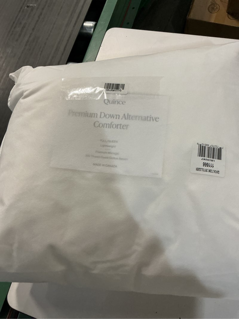 Condition photo showing New/Like New for quince premium down alternative comforter full queen