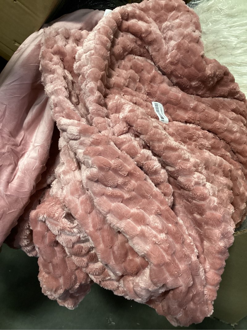 Condition photo showing Good Condition for BEDELITE Fluffy Queen Comforter Set - Dusty Pink Fleece Soft Comforter for Queen Size Bed, Luxury Warm Bedding Set for Winter, Fuzzy Bed Set 3 Pieces (1 Comforter, 2 Pillowcases) Dusty Pink Queen(88"x88")