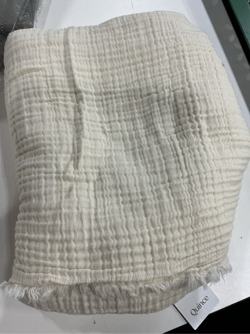 Condition photo showing Good Condition for (50x60, color undyed)organic airy gauze throw(quince)