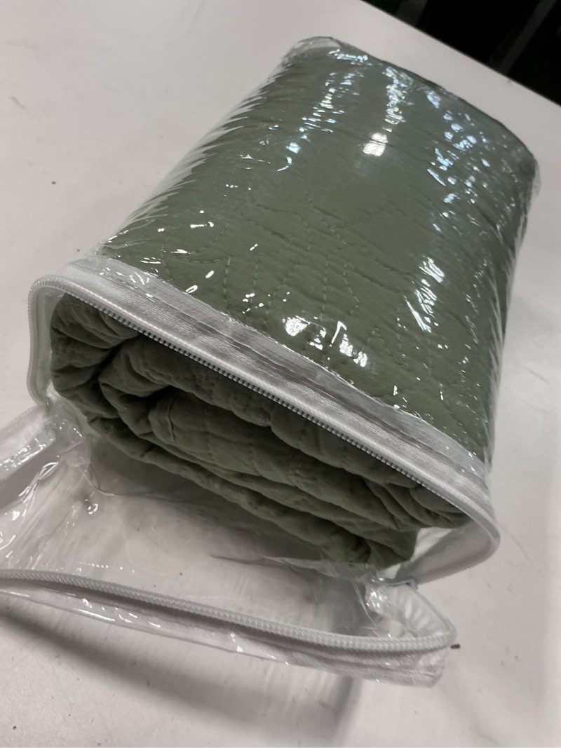 Condition photo showing Good Condition for WINLIFE 100% Cotton Quilted Pillow Sham Floral Printed Pillow Cover Sage Green, Standard Size, 20 x 26 Inch Green 26" x 20" (Pack of 2)