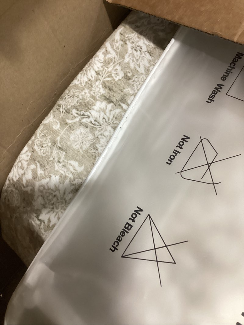 Condition photo showing Good Condition for 2.6x18 Ft Washable Runner Rug, Non-Slip Cream Beige Floral Carpet