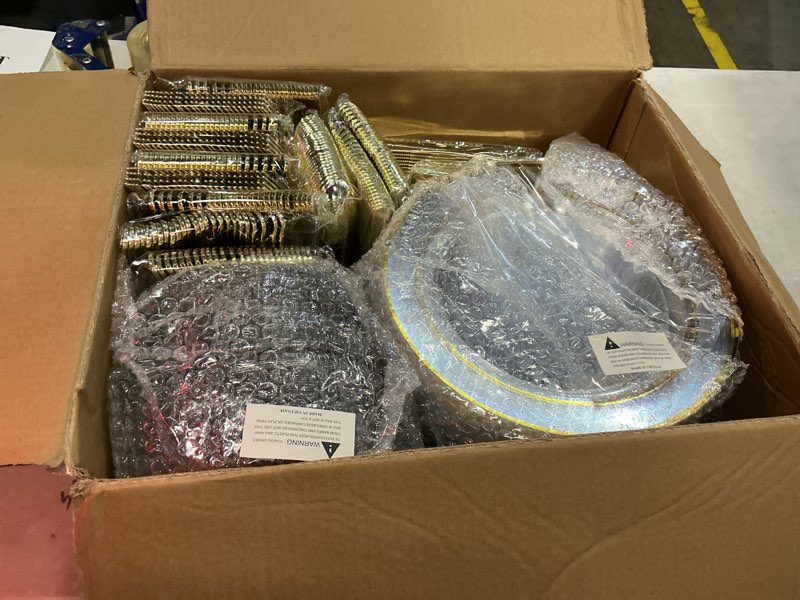 Condition photo showing Good Condition for i00000 600pcs clear gold plastic plates for 100 guests, plastic dinnerware set of 100 gold disposable plates, 100 dessert plates, 200 forks, 100 knives and 100 spoons perfect for party & wedding
