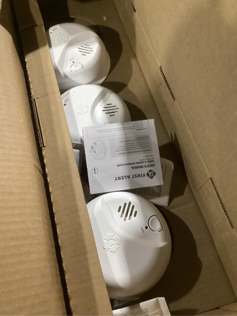 Condition photo showing Good Condition for First Alert Combination Smoke & Carbon Monoxide Alarm, Battery Operated Detector with Test & Silence Button, SMICO100, 3-Pack 3-Pack Precision Detection SMICO100