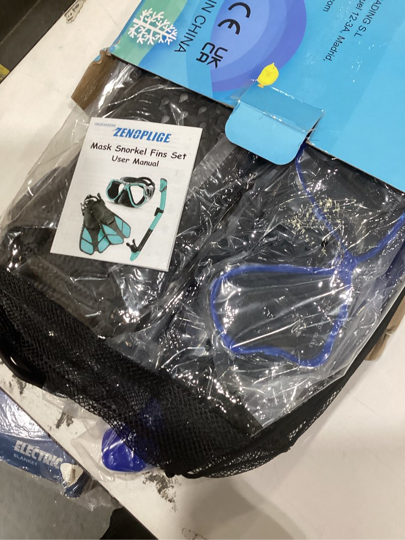 Condition photo showing New/Like New for zenoplige mask fins snorkel set, snorkeling gear for adults, panoramic view snorkel mask anti-fog, adjustable dive flippers, dry top snorkel and travel bag, scuba gear for swimming snorkeling diving blue black large-x-large