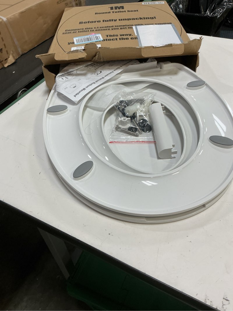 Condition photo showing Good Condition for 1m family toilet seat, patented slow close & quick releasing technology, anti-wiggling, easy to install and clean, standard round with toddler seat built in (1 piece)