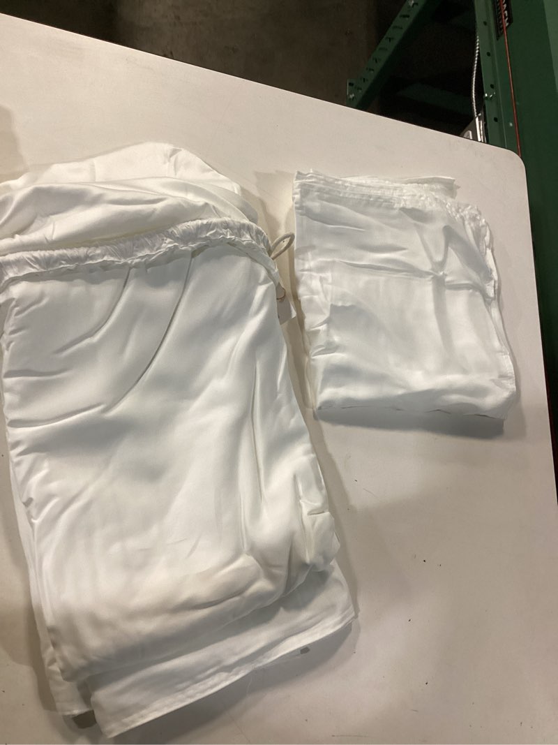 Condition photo showing New/Like New for bamboo duvet cover set, cal king, white