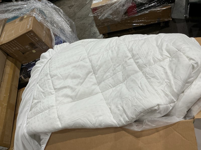 Condition photo showing Good Condition for  hyleory twin xl adjustable quilted mattress protector, cooling mattress protector with pillow top, soft and fluffy breathable mattress cover, mattress topper