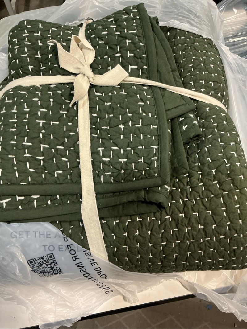 Condition photo showing Good Condition for quince organic cotton hand stitched quilt set of 3 color pine size king/cal king 
