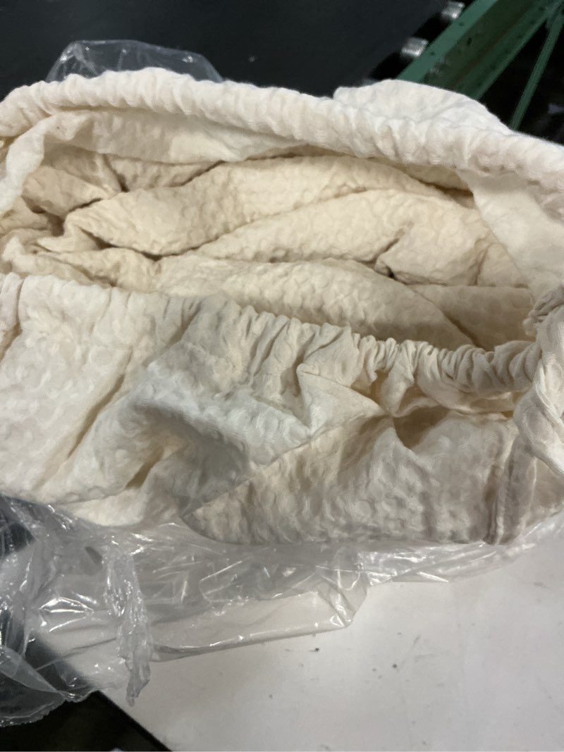 Condition photo showing Good Condition for organic luxe honeycomb duvet queen 