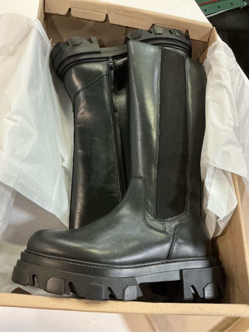 Condition photo showing New/Like New for steve madden women's esma 8.5 black leather
