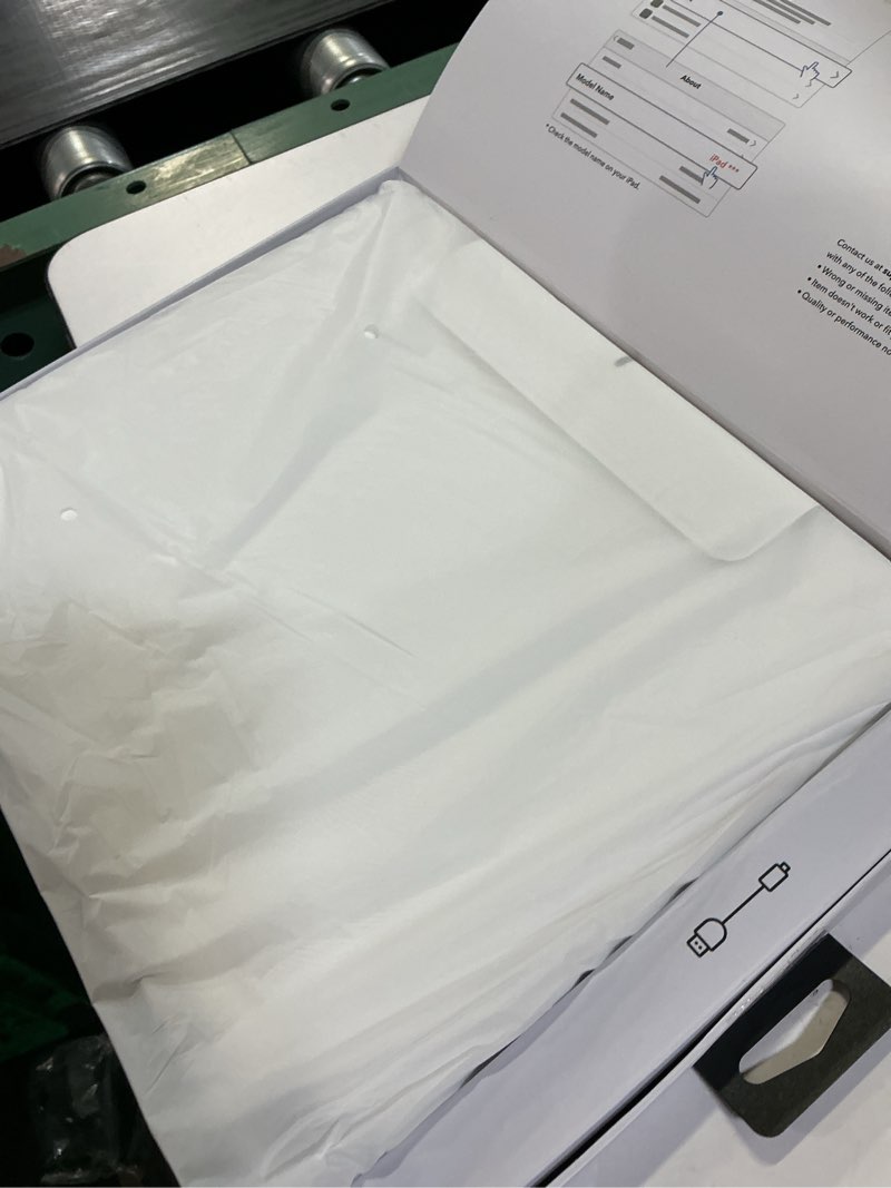 Condition photo showing Good Condition for [upgraded] esr ipad pro 13 inch case with keyboard (m5/m4, 2025/2024), ipad pro 13 keyboard case with magnetic stand, portrait/raised modes for ipad pro 13, removable, rebound 360 series,white