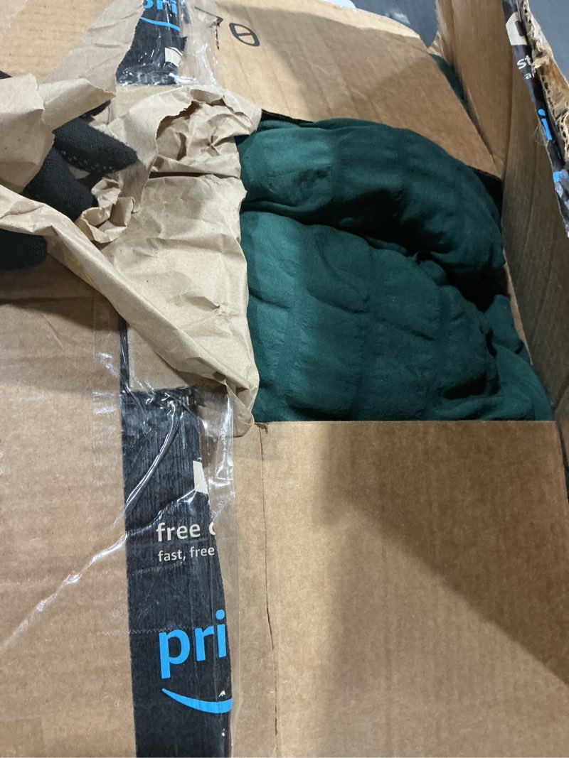 Condition photo showing Good Condition for cozylux queen comforter set emerald green seersucker 7 pieces bed in a bag queen comforter set with sheets, luxury soft bedding set with down alternative comforter, sheets, pillowcases & shams emerald green queen