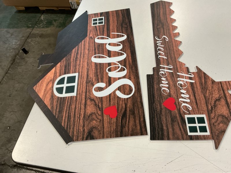 Condition photo showing Good Condition for sintuff 2 pieces sold signs, double sided social media photo props, house shaped and home key shaped decor closing gift double sided agent supplies and signs (23.6 inch)