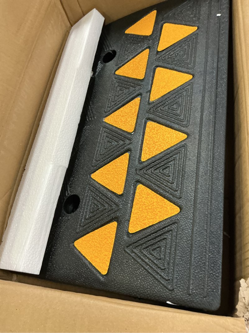 Condition photo showing New/Like New for curp ramp vevor rubber curb ramp 1 piece , 4.3\\\" rise height heavy-duty 33069 lbs/15 t capacity threshold ramps, driveway ramps with stable grid structure for cars, wheelchairs, bikes, motorcycles