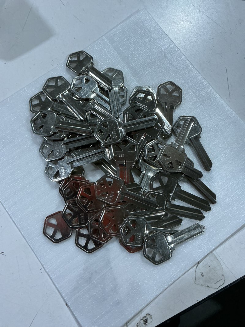 Condition photo showing Good Condition for premium brass kw1 key blanks, nickel plated surface, uncut blank keys, pack of 50