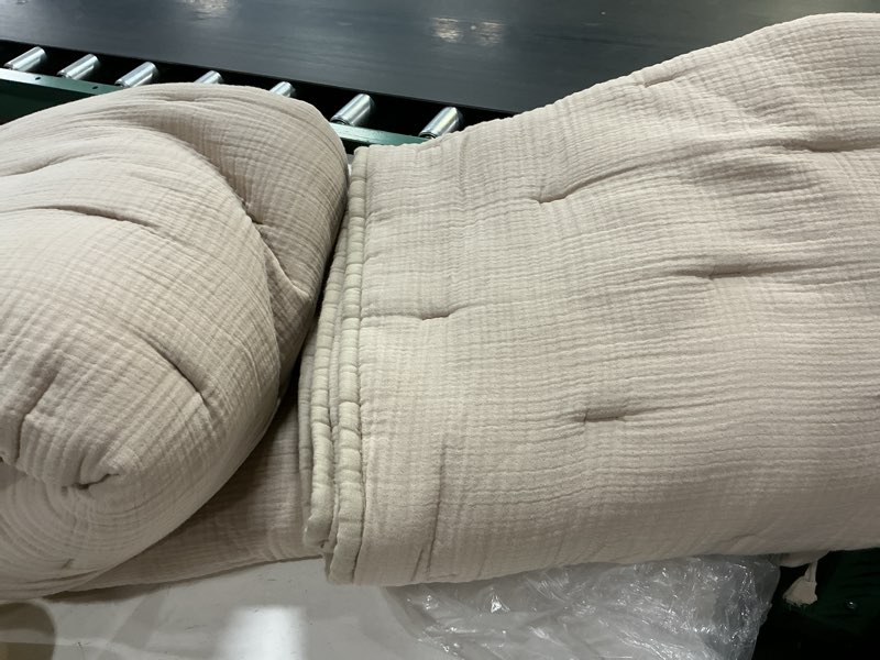 Condition photo showing As Is for (king, color dune)organic airy gauze toddler quilt(quince)