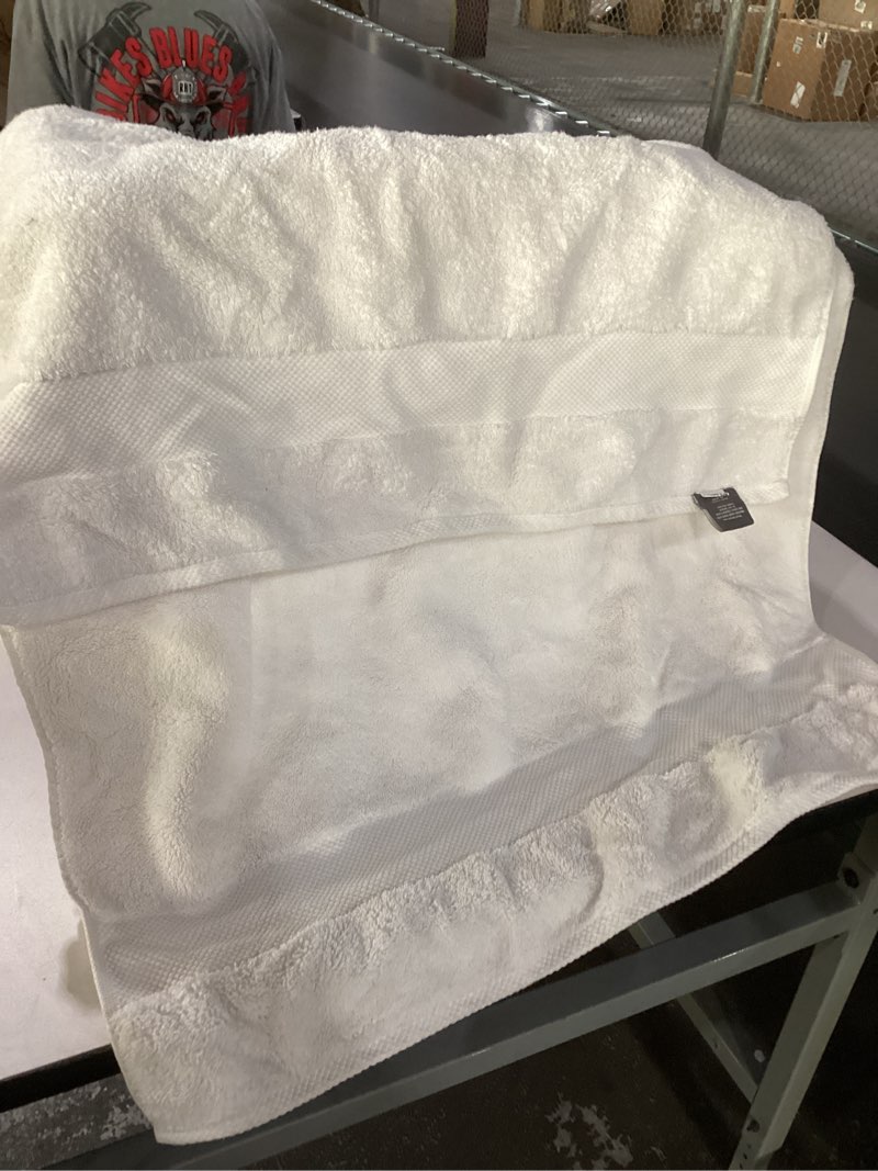 Condition photo showing Good Condition for Madison Park Signature Splendor Luxury 100% Cotton Bathroom Towel Set - Soft, Plush 1000 GSM Heavyweight Hotel Quality, Zero Twist, Highly Absorbent, Quick Dry, Multi Sizes, White 6 Piece White Multi Sizes