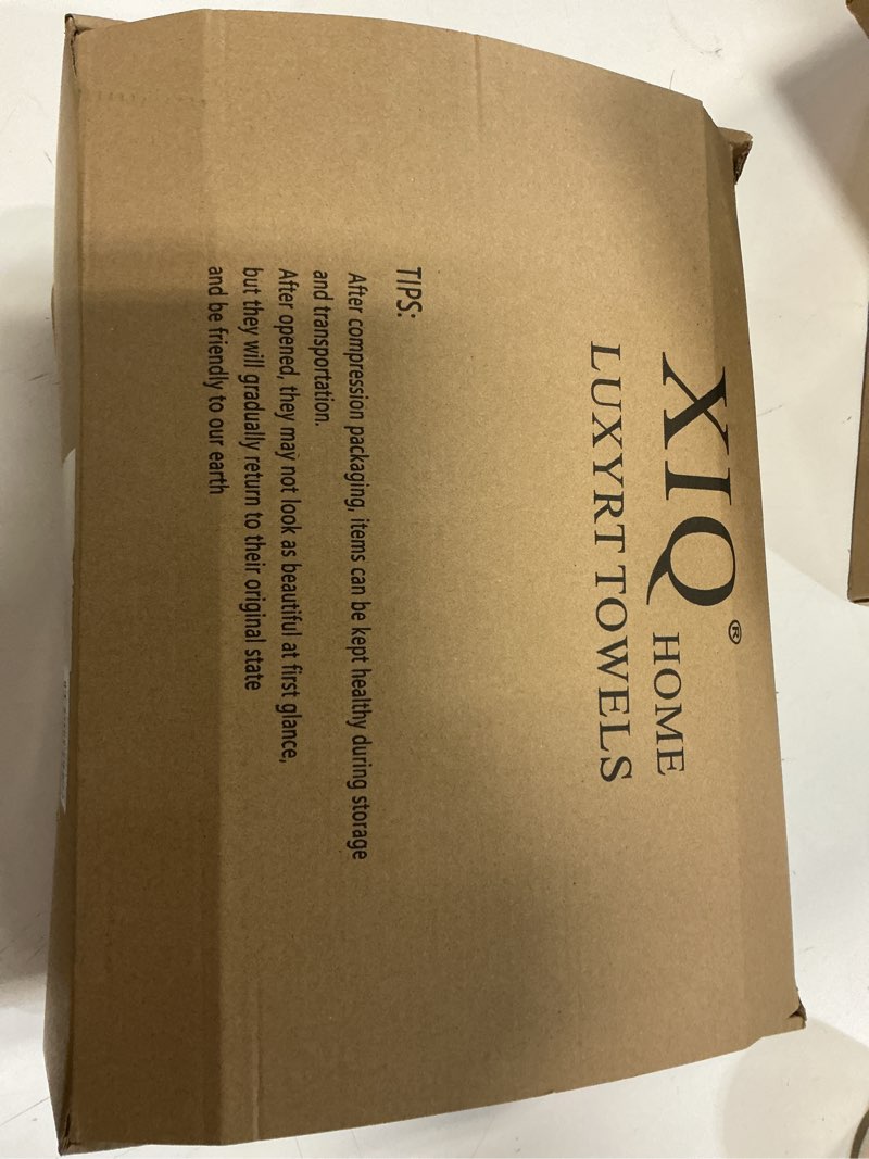 Condition photo showing New/Like New for xiq 39x79 inches bath sheets set extra large bath towels for adults luxury super soft absorbent striped with hanging loop microfiber shower towels for bathroom(white, 6pcs) white bath sheets set-6pcs