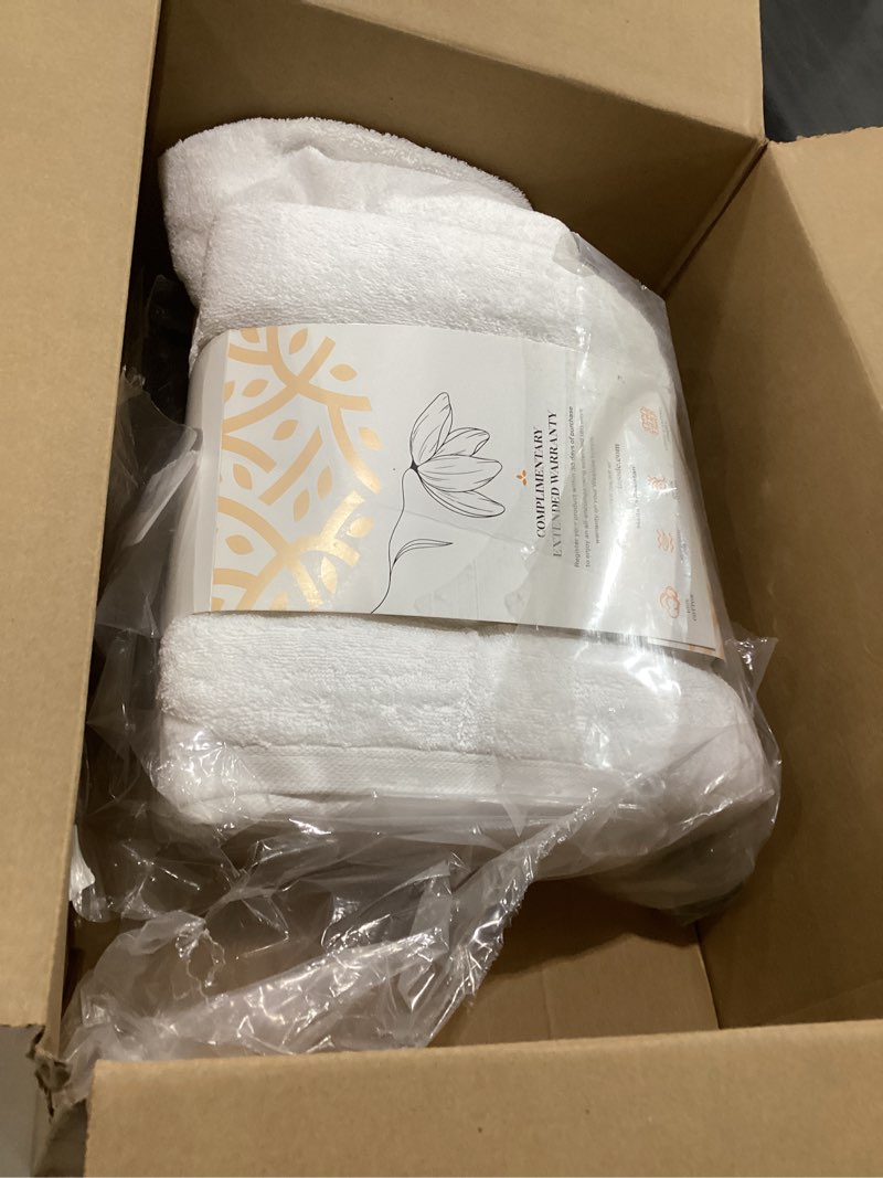 Condition photo showing New/Like New for Wealuxe White Bath Towels 24x50 Inch, 6 Pack - Extra Absorbent Cotton Towel Set for Bathroom White Bath Towels 6-Pack, 24x50 Inches