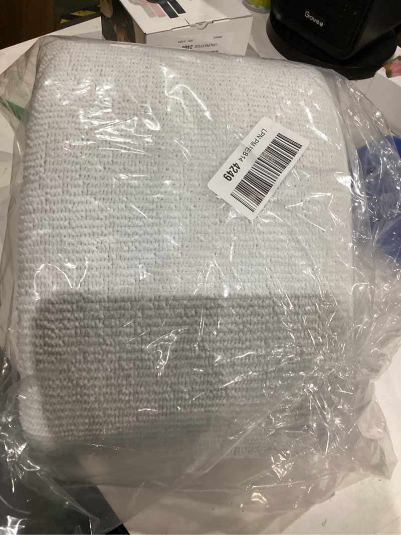 Condition photo showing Good Condition for OLANLY Thick Memory Foam Bath Mat Rug 47x17, Extra Soft Absorbent Bathroom Rug, Quick Dry Bath Mats, Non-Slip, Machine Washable Carpet for Bathroom, Tub and Shower, Home Decor Accessories, White White Rectangular 47" x 17"