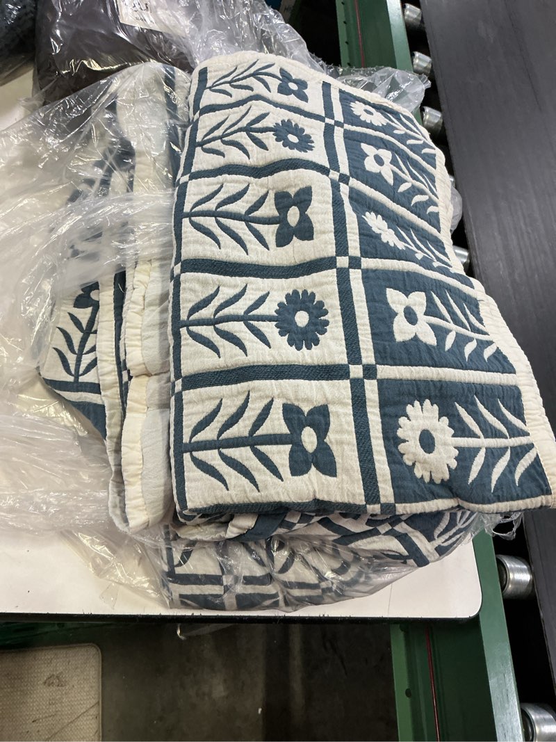 Condition photo showing Good Condition for organic cotton jacquard floral coverlet set, king/cal king, glacier blue