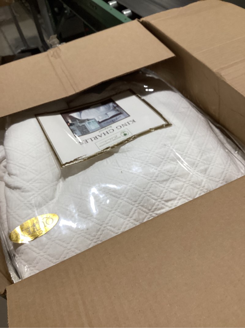 Condition photo showing Good Condition for king charles modern farmhouse floral matelasse bedspread, 100% cotton breathable bedding, full/queen, white bedspread white full/queen