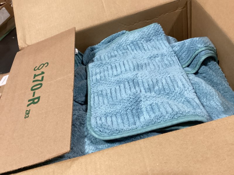 Condition photo showing Good Condition for similar product not like stock photoutopia towels 8-piece premium towel set, 2 bath towels, 2 hand towels, and 4 wash cloths, 600 gsm 100% ring spun cotton highly absorbent towels for bathroom, gym, hotel, and spa (teal)