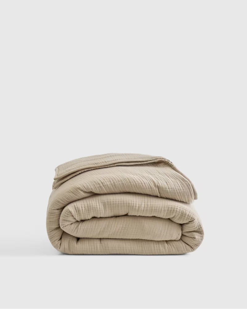 quince organic cotton gauze dream quilt color:dune size queen/blanket