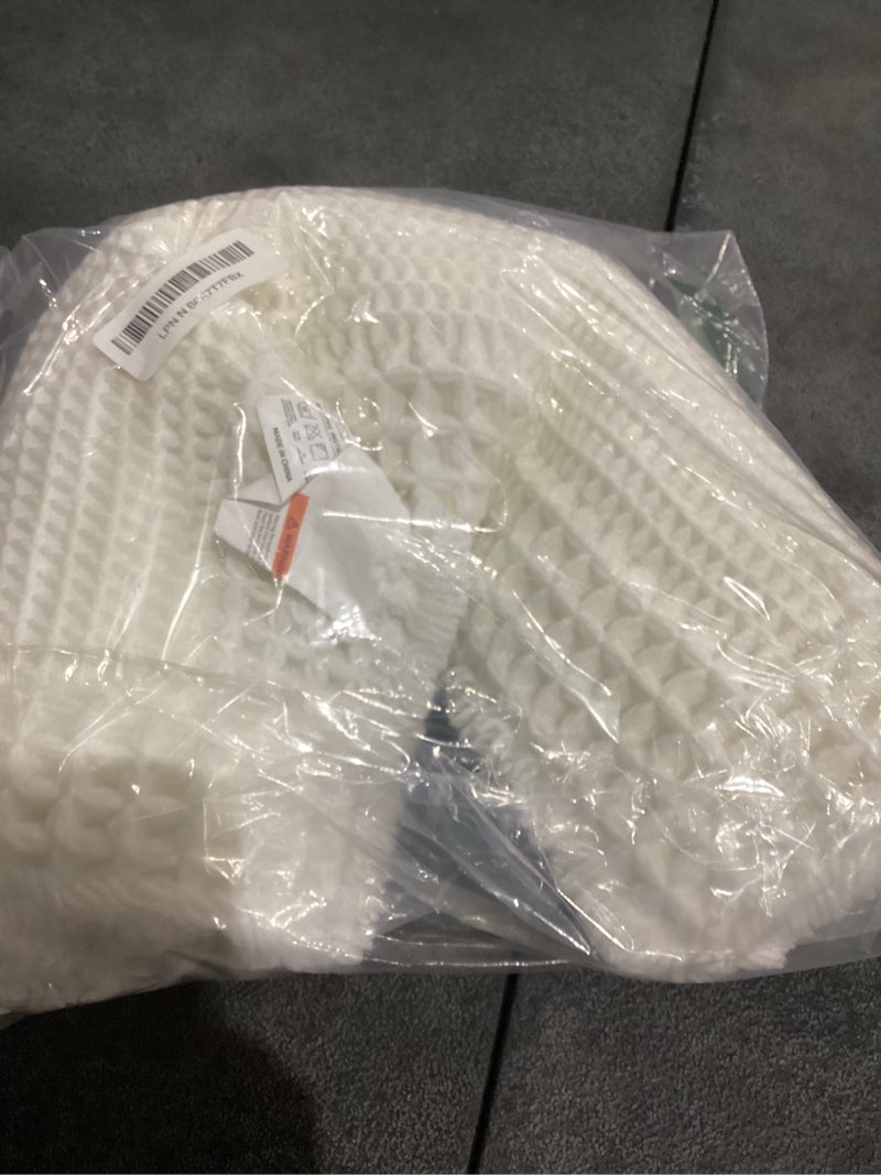 Condition photo showing Good Condition for RESARE Waffle Bath Mat for Bathroom, Super Absorbent Bathroom Rugs Non Slip Machine Washable, Ultra Soft Quick Dry Boho Bath Rugs with Tassels for Floor, Upgraded Bordered Design, 24"x36" White 2' x 3' (Rectangular) White