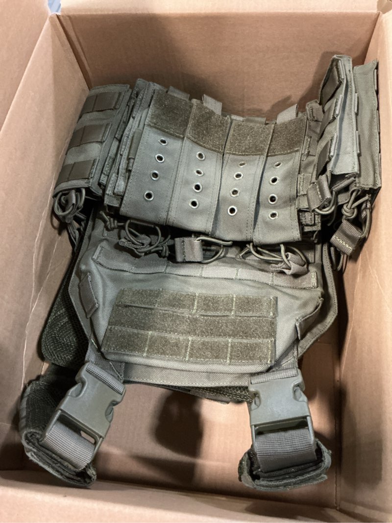Condition photo showing Good Condition for yakeda quick release tactical outdoor vest for adult one size green
