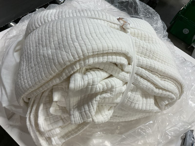 Condition photo showing Good Condition for quince organic ribbed cotton coverlet king/calking
