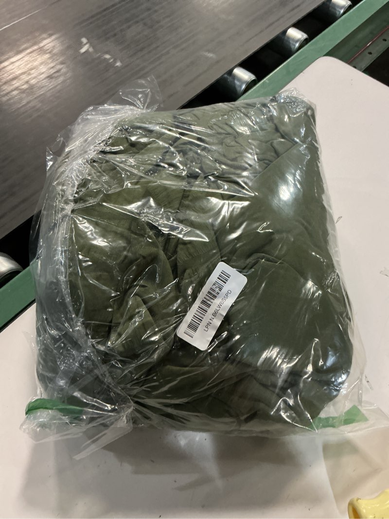 Condition photo showing Good Condition for AveLom Dark Olive Green Seersucker Duvet Cover Set King (104 x 90 inches), 3 Pieces (1 Duvet Cover + 2 Pillowcases), Soft Washed Microfiber, Textured Duvet Cover with Zipper Closure, Corner Ties Dark Olive Green King(104''x90'')