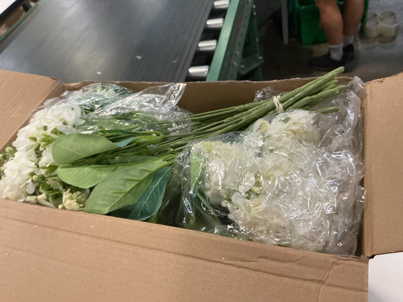 Condition photo showing Good Condition for honeydak 37 pack artificial flowers with bud vase bulk 24 bundles silk bouquet 12 plastic clear vase with 1 rope fake flowers for table centerpiece vases wedding party decor(white,hydrangea) white hydrangea