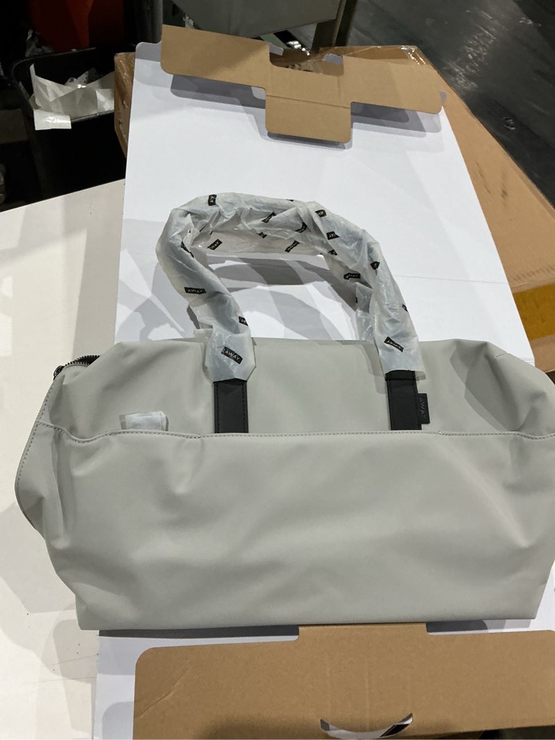 Condition photo showing Good Condition for everywhere bag in cloud gray | away: built for modern travel