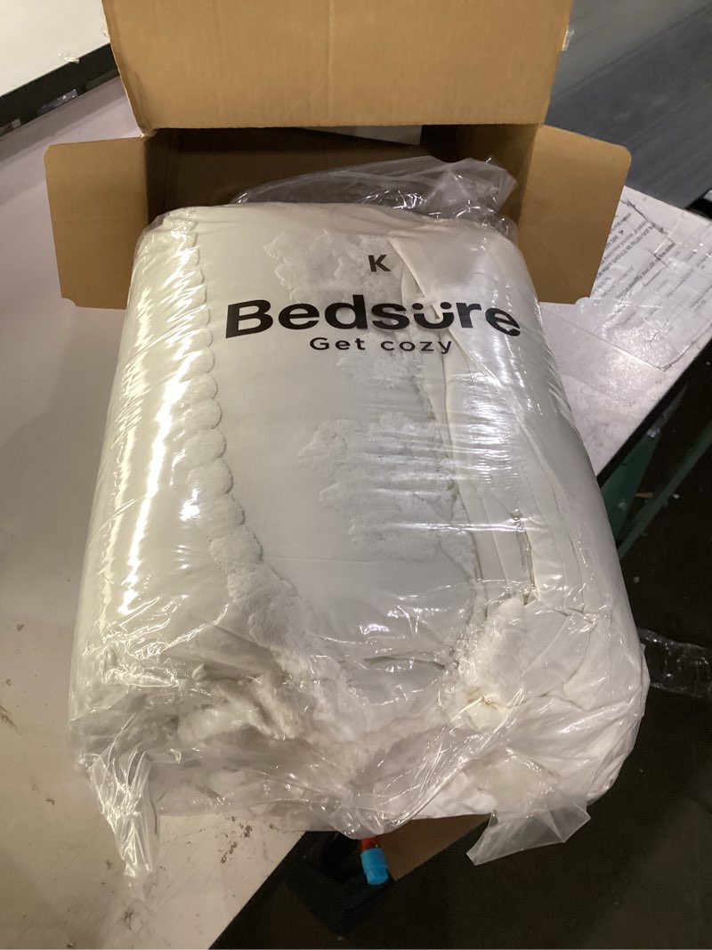 Condition photo showing Good Condition for bedsure boho tufted white comforter king size, gentlesoft™ 3 pieces boho farmhouse-style decor bedding, exquisite bedding for all seasons, 1 bed comforter, 2 pillow shams, 104x90 inches