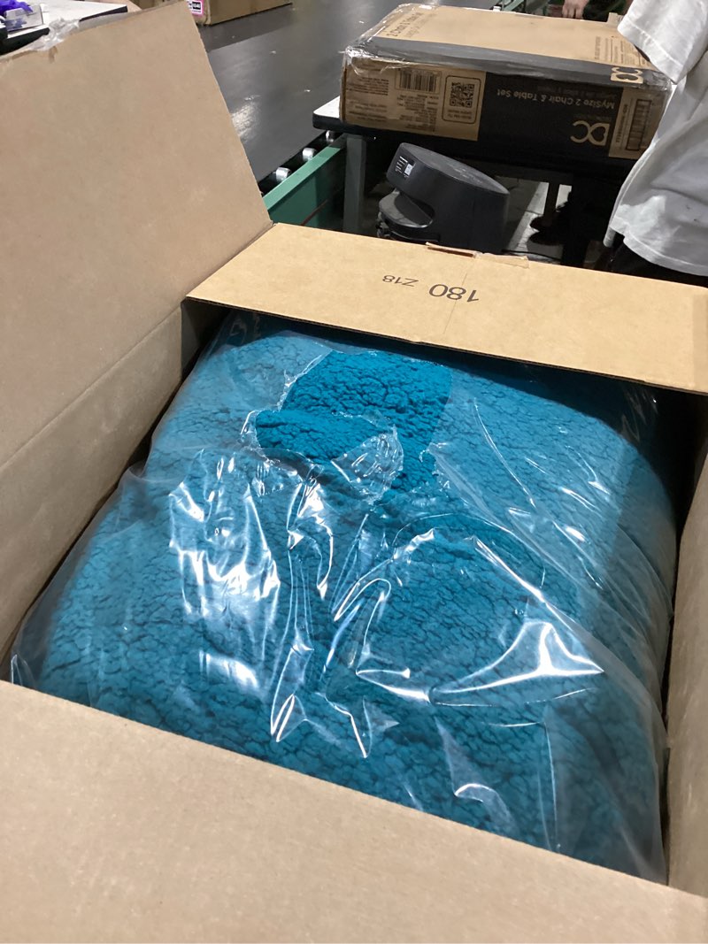 Condition photo showing Good Condition for exclusivo mezcla reversible sherpa throw blanket for couch, thick and warm fleece blankets for winter, soft plush fluffy, 50x60 inches, emerald green/white emerald green/ white throw ( 50x60 in )