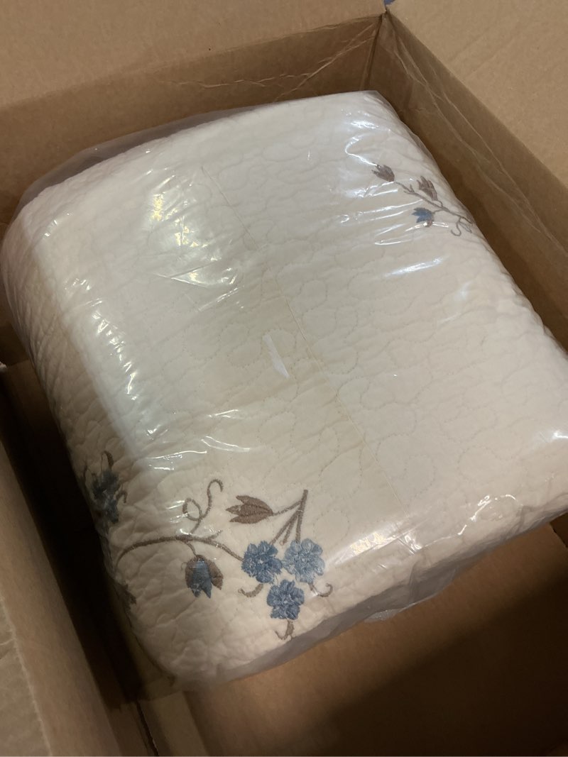 Condition photo showing Good Condition for vctops 3-piece elegant floral embroidered bedspread coverlet set oversize queen 100% cotton reversible patchwork 1 quilt and 2 pillow shams (flower b,oversize queen) oversize queen flower b