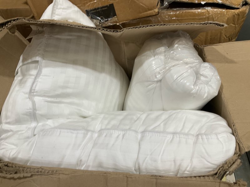 Condition photo showing Good Condition for pair of pillows
