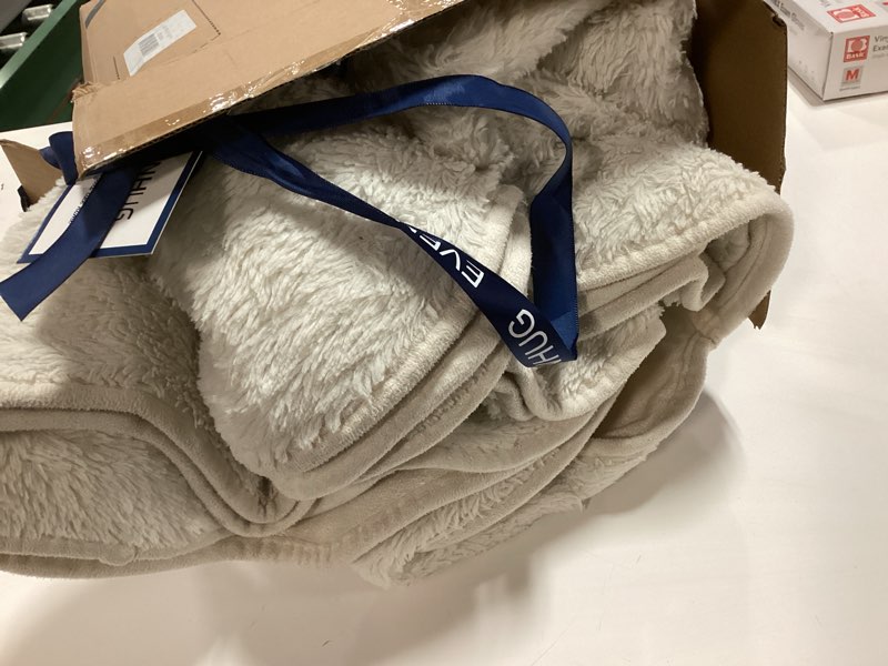 Condition photo showing item condition for EVENHUG Oversized King Quilt California King Size Lightweight Bedding Set Reversible Bedspread Coverlets for All Seasons 3 Piece (White 120"x128") Style4 White Super King 120"x128"