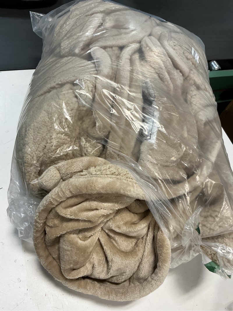 Condition photo showing Good Condition for Beautyrest Heated Blanket, Electric Blanket, Soft, Warm, Reversible Plush - Sherpa Heating Blanket with 20 Heat Settings, 1-10 hrs Timer Auto Shut Off, Machine Washable, King (90 inx100 in), Tan Tan King (90 in x 100 in)