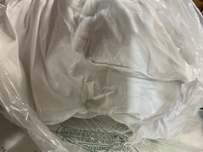 Condition photo showing Good Condition for amazon basics soft, lightweight twin size comforter set, all-season down-alternative 2-piece bedding set, pinch pleat design with piped edges, twin/twinxl, bright white bright white twin/twin xl