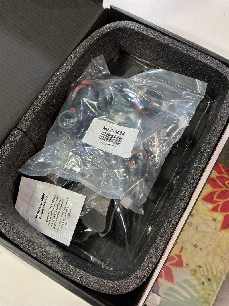 Condition photo showing Good Condition for Front Ceramic Disc Brake Pads Set for Chevy Express 1500 96-02, Blazer 92-94, C1500 88-99, C1500 Suburban 92-99, C2500 88-00, Astro 90-02, Cadillac Escalade 99-00, 4PCS(With Hardware)