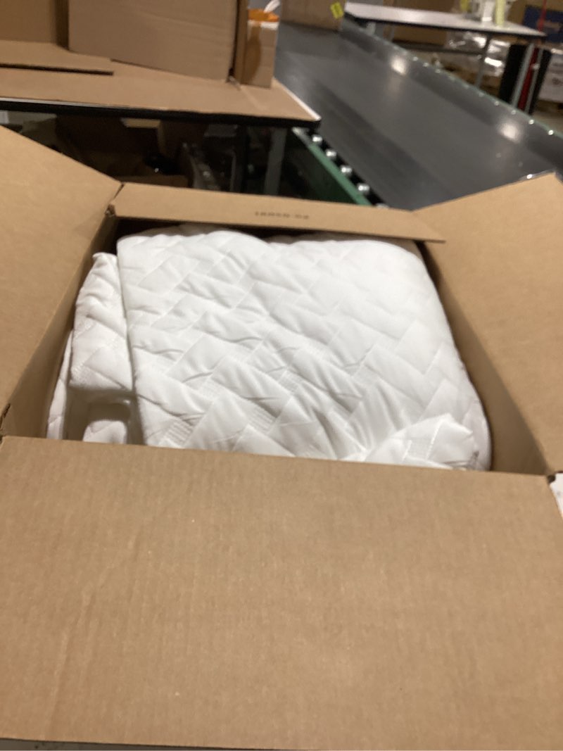 Condition photo showing Good Condition for Bedsure Quilts Oversized King Size - Lightweight Bedspreads Oversized King Size with Basket Weave Pattern, Soft Quilt Bedding, White Comforter Coverlet for All Seasons (120" x 120") Oversized King (120" x 120") 01 - White