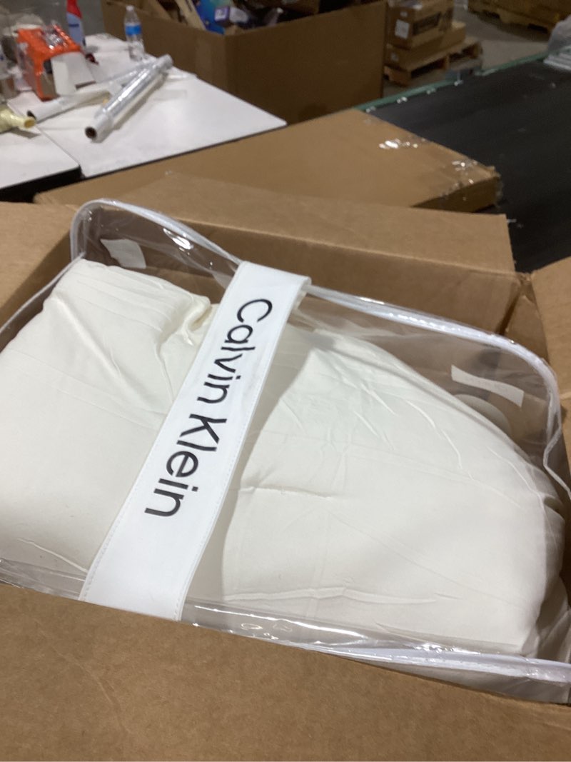 Condition photo showing Good Condition for EMME Plush Shaggy White Duvet Cover Set Queen Size 3 Pieces Luxury Fuzzy Comforter Cover Set, Soft Faux Fur Fluffy Winter Bedding Set (White, Queen) 01-white Full/Queen