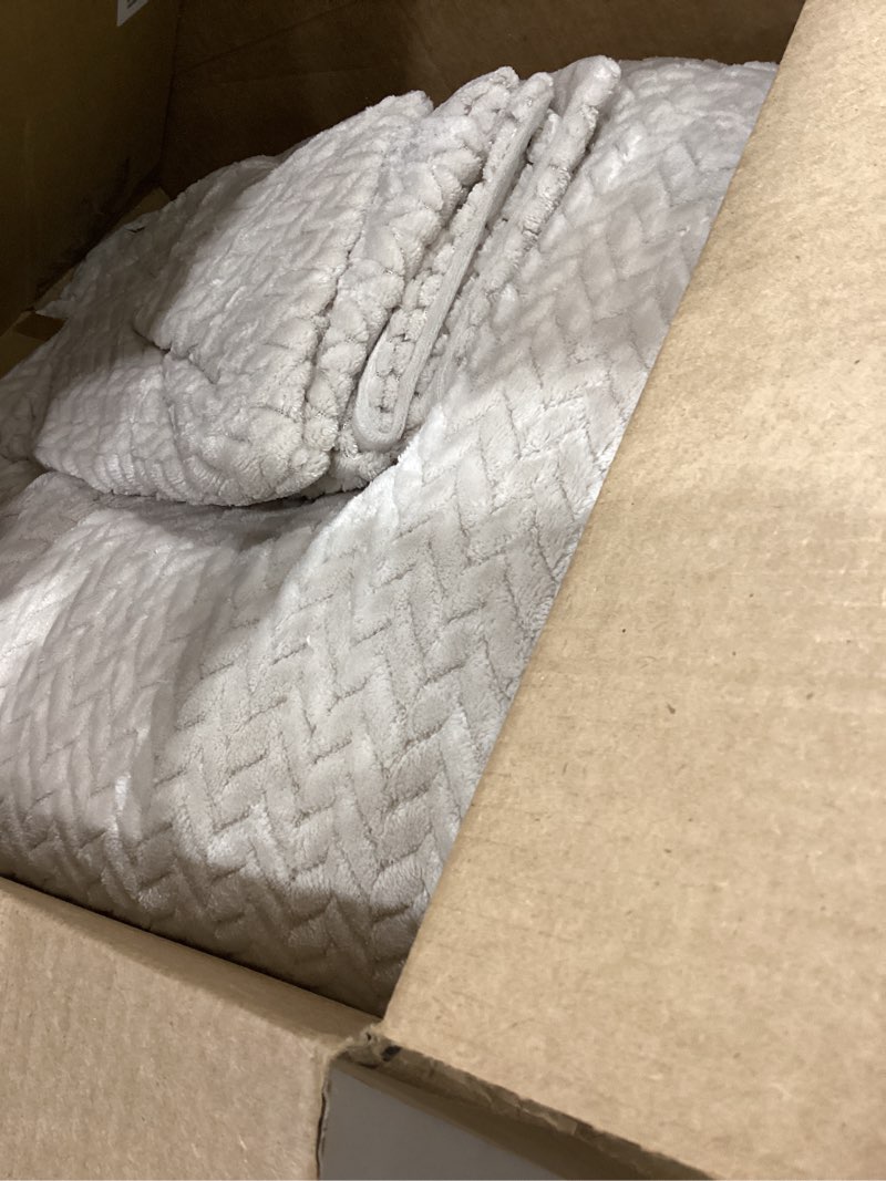 Condition photo showing Good Condition for ChiXpace Flannel Fleece Queen Comforter Set - Furry Linen Leaves Pattern Faux Fur Bed Set, Winter Ultra Soft Fuzzy Comfort Set, Velvet Bedding Set for Bed with 2 Pillow Cases Linen Queen(88"x88")