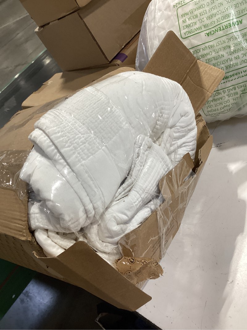 Condition photo showing Good Condition for bedsure purewoven 100% cotton quilt set, checker, king comforter, white | lightweight bedspread bedding coverlet, all season 3-piece with pillow shams, reinforced stitching, machine washable, 106x96 king 09 - white checker